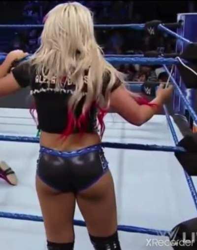 My favorite part Of Alexa Bliss Fixing her tights making her booty thicker ❤🥵🍑