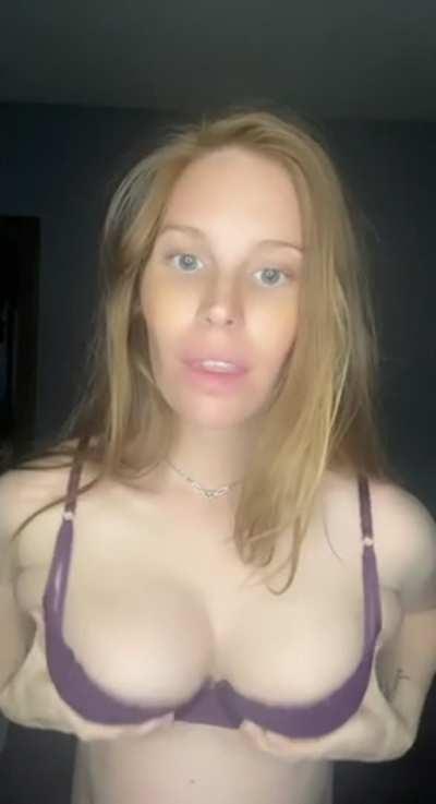 Just a horny redhead who wants you to cum play with me. Link in the comments😇💋