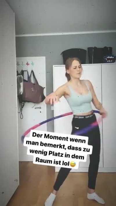 Jo in Leggins wieder mit Hula-Hoop-Reifen