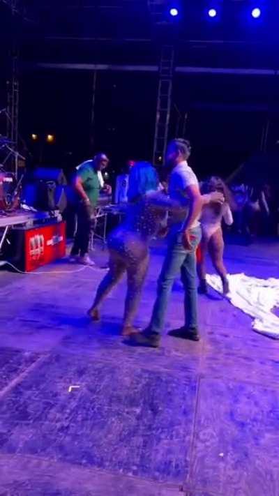 Spice and the @anthony_girls__ put on a madd show in Guyana 🔥🔥 You think he still has a wife? 😬