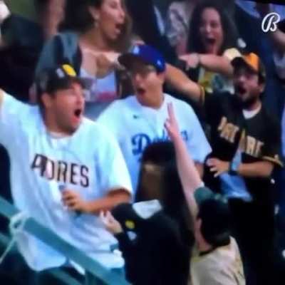 Padres fan bare-hands it
