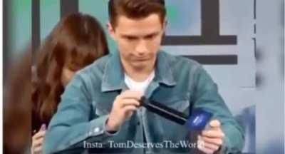 Tom Holland accidentally unscrews his microphone