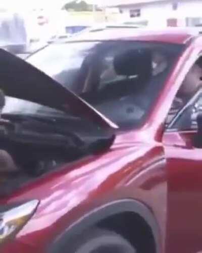 How is this possible without getting shocked ?