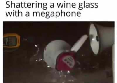 Destruindo uma taça só com um megafone :O