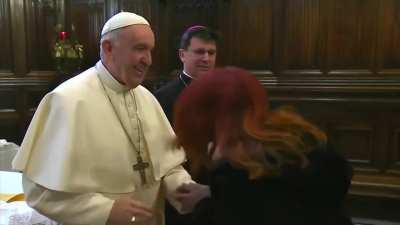 El Papa no deja que le besen el anillo