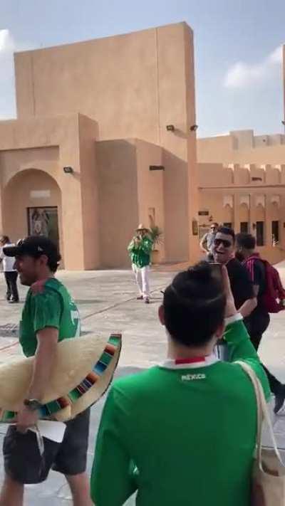 igual pega chicle y se trai una nalgotica de medio uso