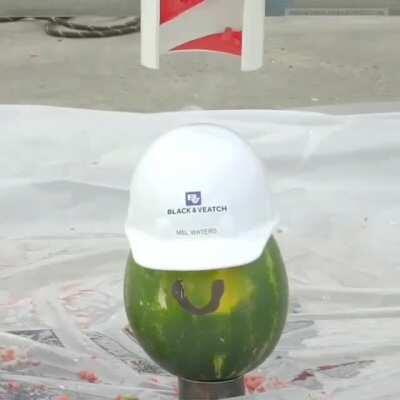 İnşaat işçilerinin çalışırken neden baret takmaları gerektiğini gösteren güzel bir video.