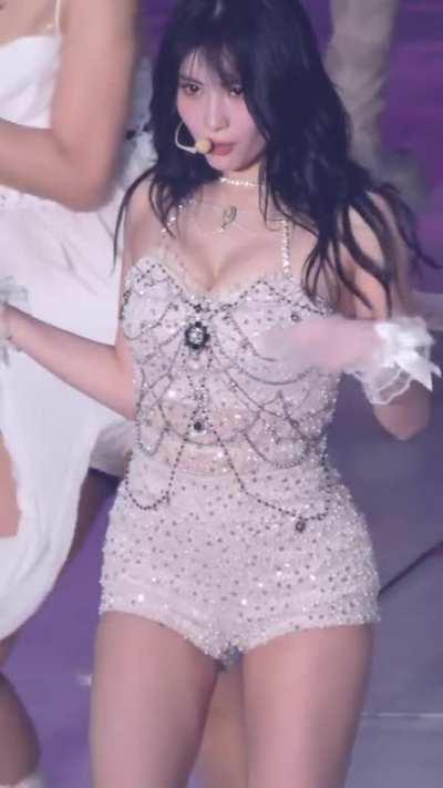 anyone wanted to talk about momo? (i can rp as her)