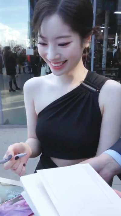 Dahyun signing autographs