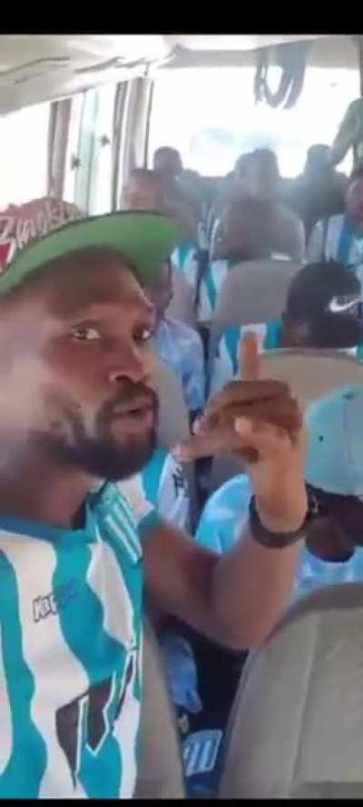 Muchaaaachooos: Traigan vino juega La AKD