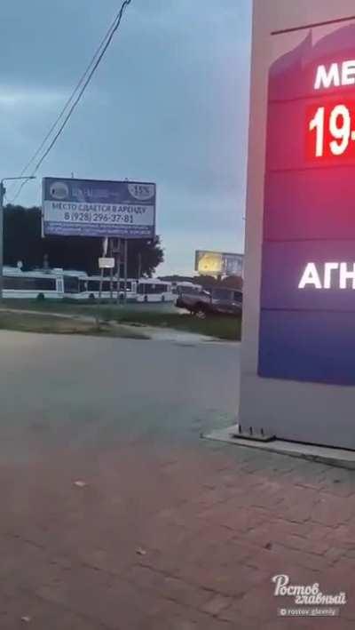 
Wagner keep good on their promise of bypassing any Russian roadblocks on
their way toMoscow