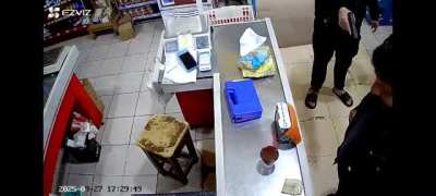 Ramallo: Dueño de un super chino vio que un cliente intentaba llevarse dulce de leche y queso sin pagar y lo espero en la caja con un arma, aparentemente sería una replica