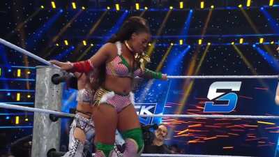 Lash Legend & Nia Jax overwhelm their opponents!