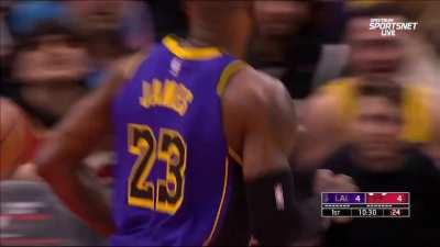 [Highlight] LeBron drives to the rim and throws down a nasty dunk