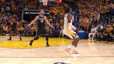 [Highlight] Warriors opt to challenge offensive foul unsuccessfully on Looney as Monk is shaken up