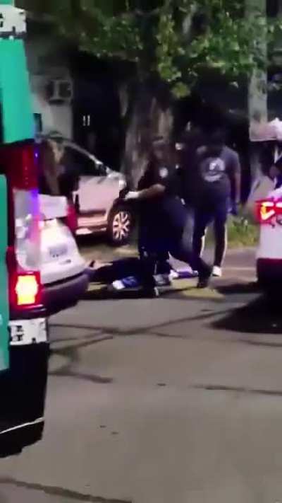 Intento robar un comercio y ahora lo estan tapando para que no 