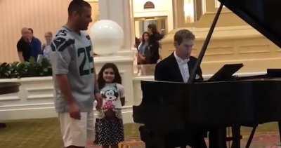 Little girl requests pianist play Ave Maria so her Daddy can sing