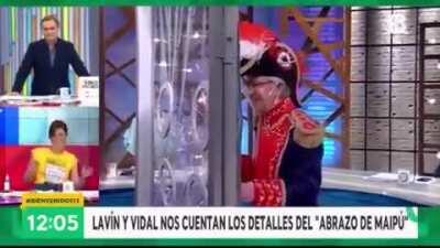 Lavín y Vidal explicando el Abrazo de Maipú.