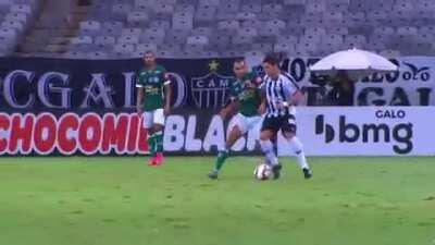 Hulk shoulder barge against Franco de Paula Ferreira