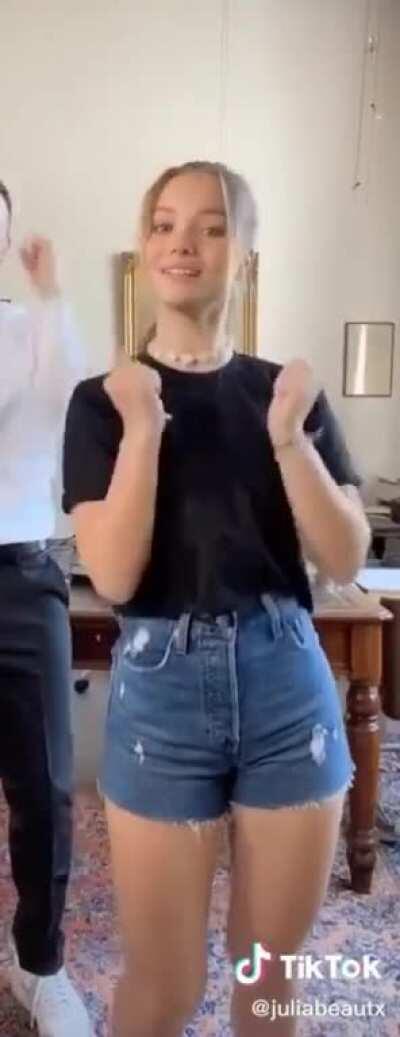 Julia präsentiert sich in ihrer engen Hot Pants🥵🤤