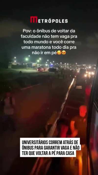 Pov: o ônibus de voltar da faculdade não tem vaga pra todo mundo e você corre uma maratona todo dia pra não ir em pé 