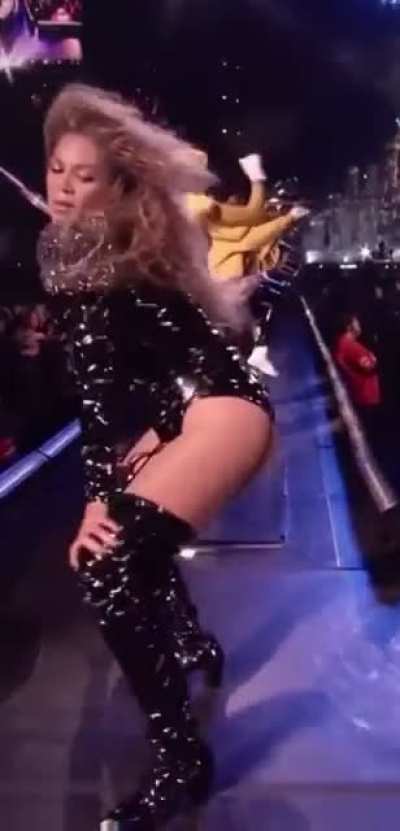 The face she makes as she shakes that perfect booty 🫠