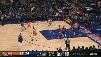 [Highlight] Curry makes Shamet stumble and drains the triple