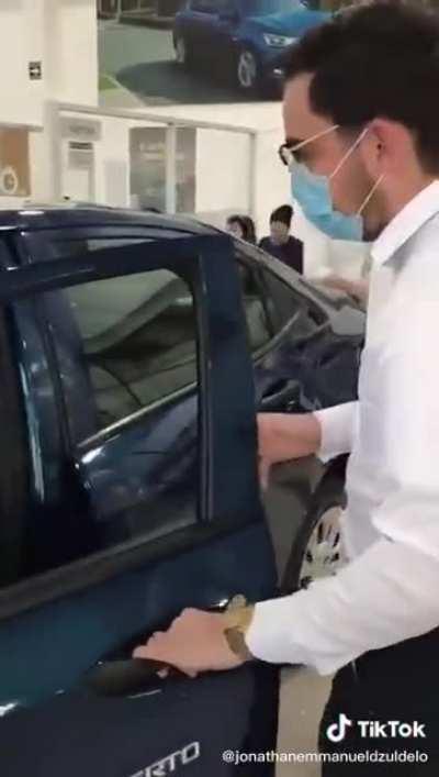 Hasta comerciales hace este wey😯