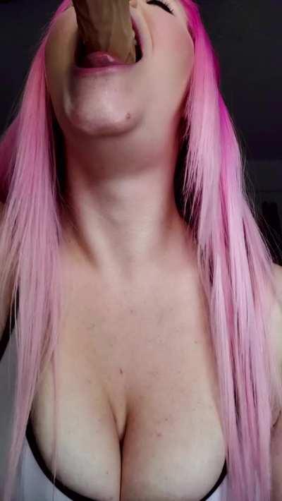 My throat bulging is just too fun to watch 😈