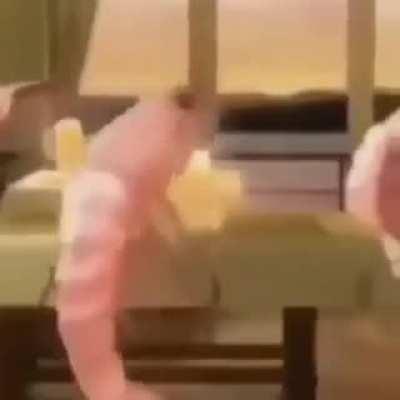 El maric&oacute;n bailando con su familia, me follaria a su padre la verdad