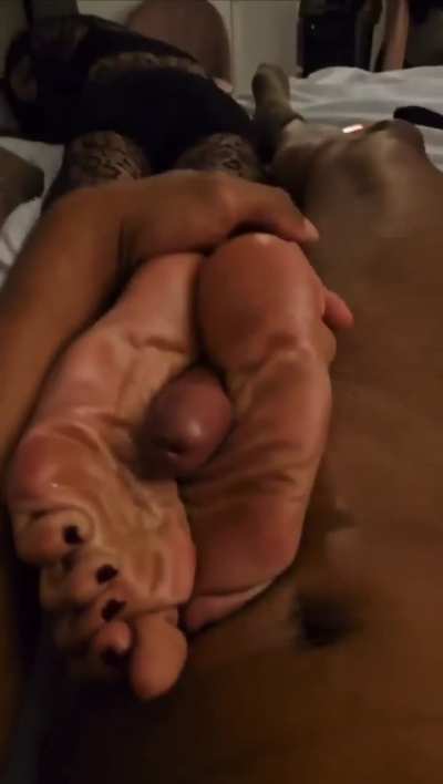 Big feet MILF FJ😳