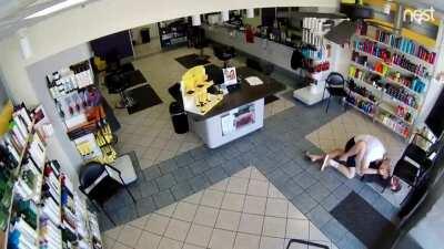 Racist dude at supercuts gets his ass kicked