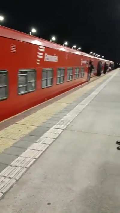 Este martes arrancó el nuevo cronograma del tren Belgrano Norte, con menos formaciones por día y frecuencia más espaciada. Así estaba esta madrugada en la estación Montes.