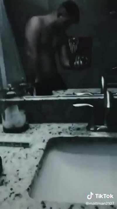 Hide yo wives hide yo daughters when this guy is on the loose 😎