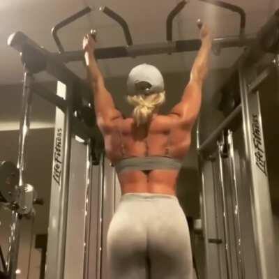 Sadie Gibbs working out with her big butt in tow