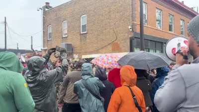 Minneapolis residents surround ICE officers with chants and protests during raid