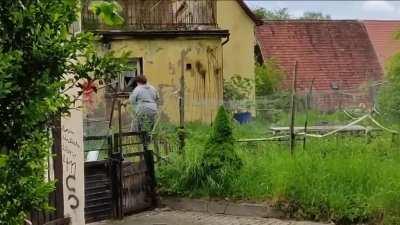 Nach 5 Stunden Hochdruckreiniger-Training am Gombjuder gestern traut sich der Krokettenkaiser nun die Säuberung der Schanze zu