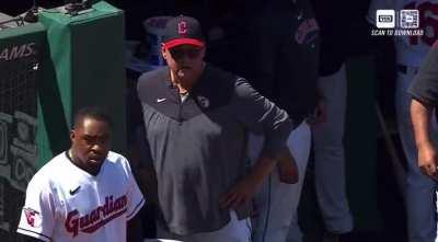 [Highlight] Replay shows Cleveland manager Francona does nothing after play which resulted in a challenge which led to play being overturned