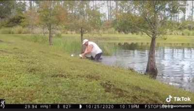 Man pulls alligator out of water and pries its jaws open to save his dog