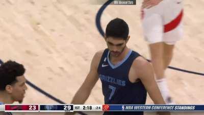 [Highlight] Santi Aldama keeps trying the rip-through, only to realize he's not Chris Paul