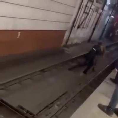 краснопузый в подземке против российских жандармов