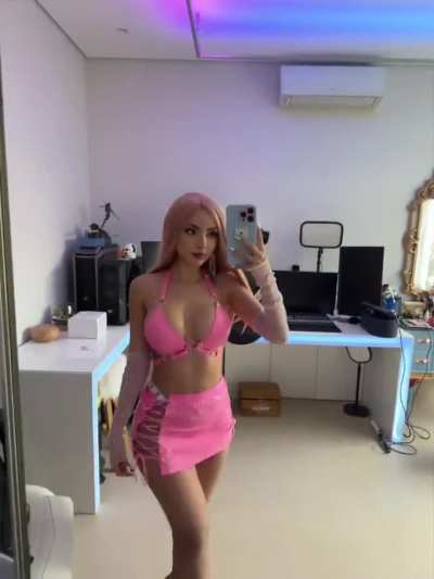 Ela de mini saia é a maior sacanagem possível