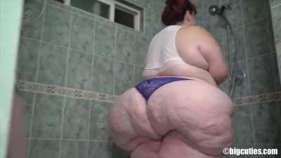 SSBBW Sadie Shower