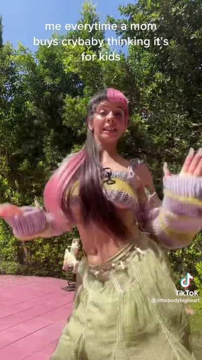 Melanie Martinez, underboob