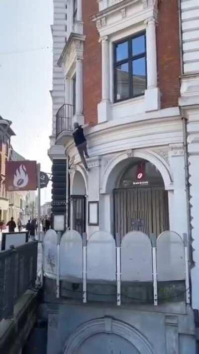 Scales the building in a few seconds flat.