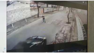 Brazil: Armed thieves steal a car, but the driver was an off-duty police officer.
