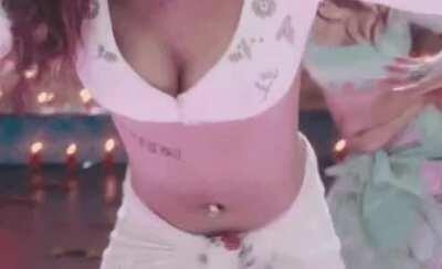 Jiggling Cleavage 😍