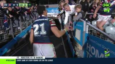 Young fans fight over Joseph Suaalii's footy boot