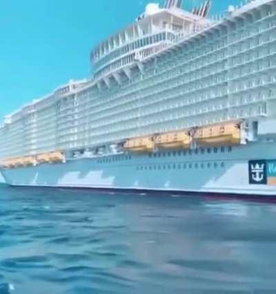 22 ресторана, 42 бара, театры, ледовый каток и канатная дорога. А теперь я попрошу вас пристегнуть ремни безопасности, потому что сейчас вместе со всей этойхуйней мы попытаемся взлететь