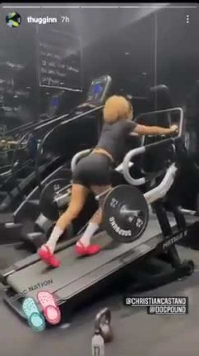 Paige working out that 🍑